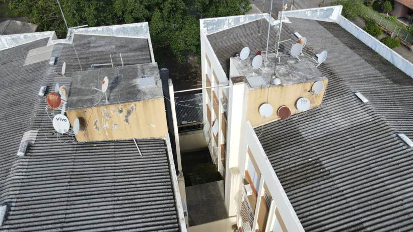 Vista aérea das coberturas e caixas d'água de prédios vizinhos à obra
