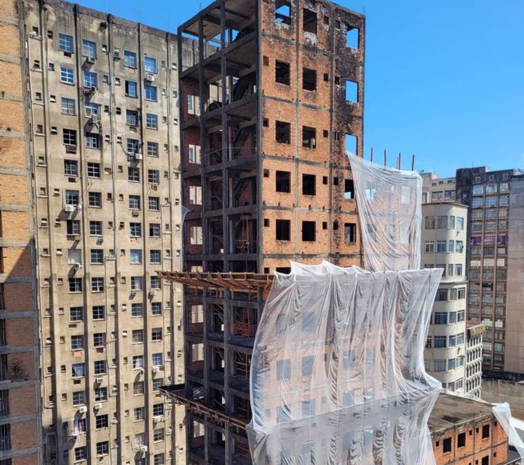 Edifício conhecido como Esqueletão, no Centro Histórico de Porto Alegre, antes da demolição