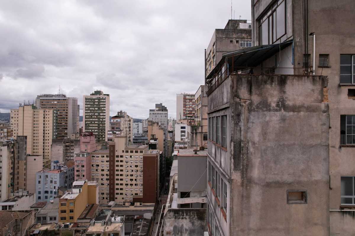 Vista aérea com drone de rua do Centro Histórico, com fachadas envelhecidas em primeiro plano