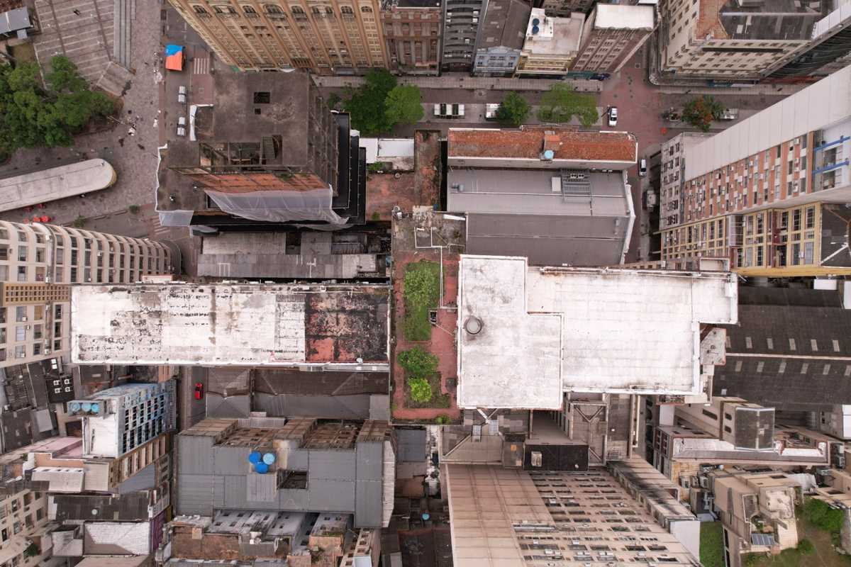 Vista zenital com drone de quadra do Centro Histórico com coberturas e telhados