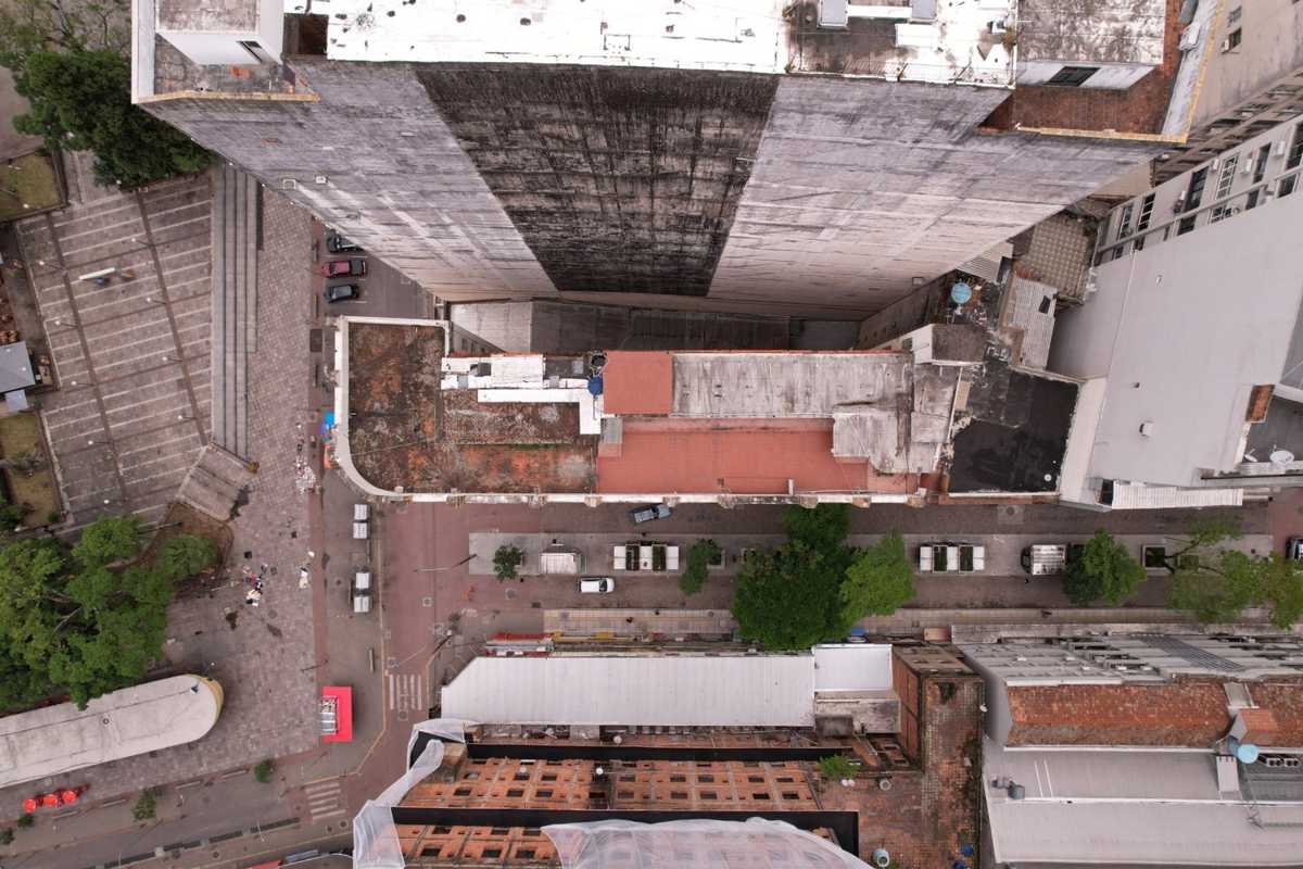 Vista zenital de fachada com manchas de umidade e coberturas vizinhas