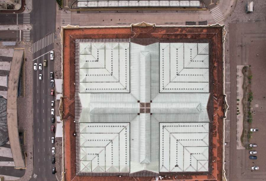 Vista aérea do Mercado Público de Porto Alegre feita com drone